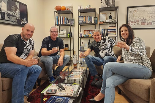 מרימים כוסית. מימין: ליאת, מוטי גוטמן, אלי וודינסקי וירון רז, קרדיט: יח״צ
